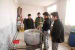 آماده سازی وسایل پذیرایی(شیر)